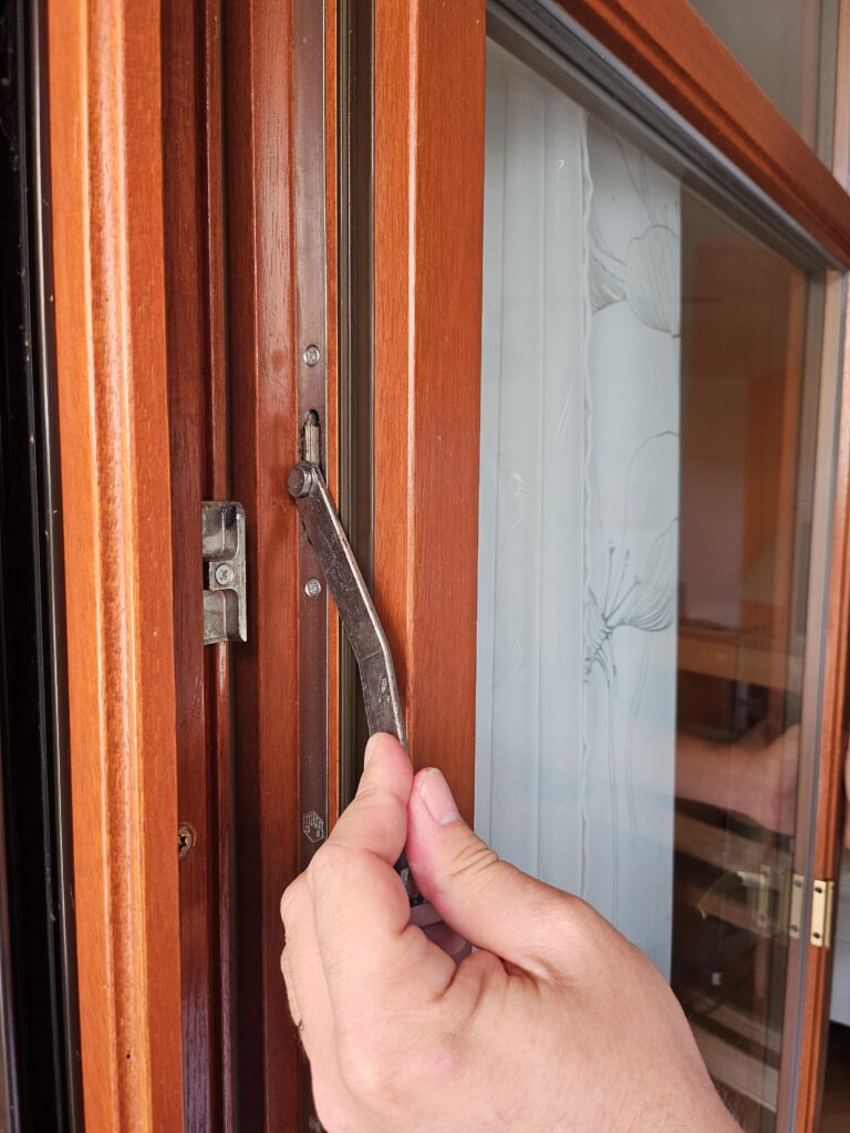 seřízení přítlaku oken a dveří